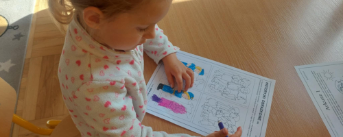 Bezpieczne wakacje maluchów. Dzieci wykonały piękny plakat i oglądały film edukacyjny