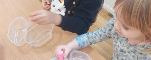 Wybuchowy eksperyment z sodą i octem