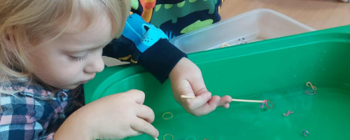 Piankowe farby, pomponiki, malowanie palcami i łowienie gumeczek