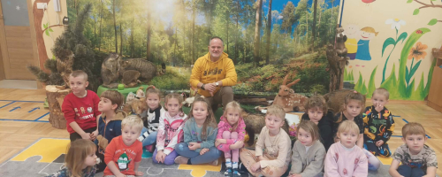 Przedszkolaki odkrywają świat lasu