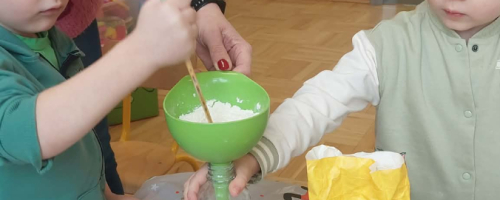 Zimowe eksperymenty i zabawy sensoryczne w styczniu i lutym